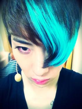 โจควอน (Jo Kwon) ทำให้แฟนๆ ช็อคด้วยสีผมสองสีของเขา?