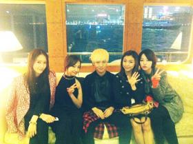 เยซอง (Ye Sung) ถ่ายภาพกับสมาชิกวง f(x)