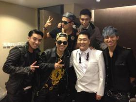 Psy และวง Big Bang ถ่ายภาพด้วยกันในงาน 2012 Mnet Asian Music Awards