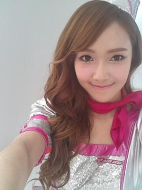 Jessica ในชุดพนักงานบนเครื่องบิน