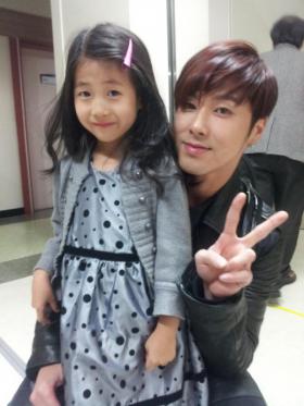 ปาร์คมินฮา (Park Min Ha) ถ่ายภาพกับยูนโฮ (Yunho) 