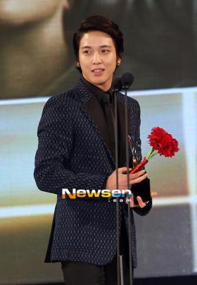 จองยองฮวา (Jung Yong Hwa) คว้ารางวัล Hallyu Star Award!