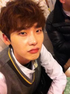 อีจงซอค (Lee Jong Suk) ทักทายแฟนๆ ด้วยภาพจากกองถ่าย School 2013 