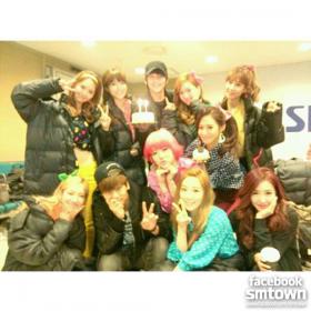 จงฮยอน (Jong Hyun) และมินโฮ (Min Ho) ไปให้กำลังในวง SNSD!