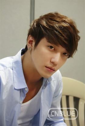 จองยองฮวา (Jung Yong Hwa) เปลี่ยนทรงผมเป็นสีบลอนด์