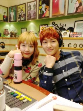 โอนิว (Onew) และ Dana เป็นดีเจรับเชิญในรายการ Kiss the Radio!