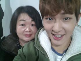 โอนิว (Onew) ทักทายแฟนๆ ด้วยภาพเขาและแม่