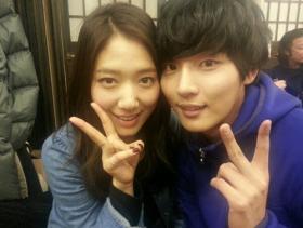 ปาร์คชินเฮ (Park Shin Hye) และยูนซิยูน (Yoon Si Yoon) ถ่ายภาพด้วยกัน