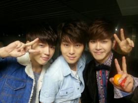 Hoya และอูฮยอน (Woo Hyun) ถ่ายภาพกับควากจองวุค (Kwak Jung Wook)