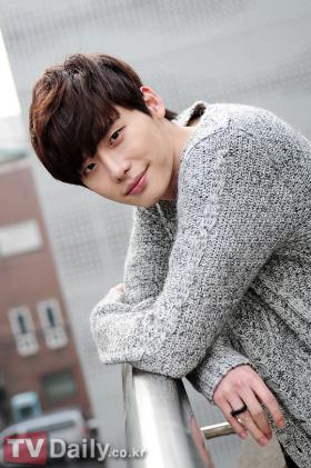 คิมอูบิน (Kim Woo Bin) เปิดเผยนิสัยส่วนตัวอีจงซอค (Lee Jong Suk)!