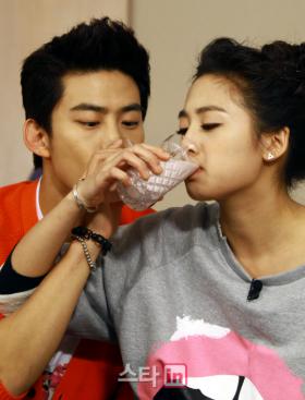 ภาพแทคยอน (Taecyeon) และกุ้ย กุ้ย (Gui Gui) กำลังถ่ายทำรายการ We Got Married 