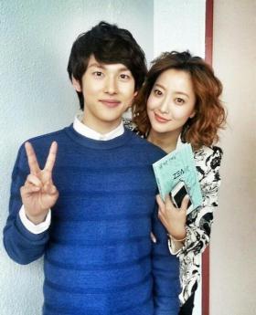 ซีวาน (Si Wan)  ถ่ายภาพกับคิมฮีซอน (Kim Hee Sun) 