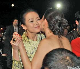 &quot;จางจื่ออี๋&quot; (Zhang Ziyi) รับรางวัลนักแสดงแห่งปี &quot;กงลี่&quot; (Gong Li) ร่วมยินดีไร้วี่แววบาดหมาง