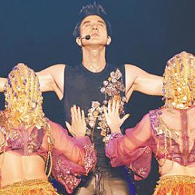 แฟนคลับจีนตกสะพานเจ็บสาหัส หลังแอบปีนดูคอนเสิร์ต&quot;ลีฮอม&quot; (Wang Lee Hom)