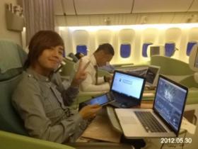 จางกึนซอก (Jang Geun Suk) ทำงานอย่างขยันขันแข็งบนเครื่องบิน 
