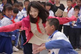 ใสไม่ต้องแอ๊บ!! &quot;โจวตงหยู่&quot; (Zhou Dongyu) ร่วมงานวันเด็ก