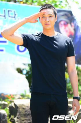 จีฮยอนอู (Ji Hyun Woo) รายงานตัวรับใช้ชาติ - แฟนสาวไม่มาส่งเกรงใจแฟนคลับ