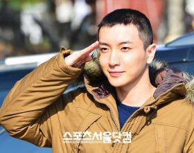 อีทึก (Lee Teuk) หัวหน้าวง Super Junior โกนหัวเข้ากรมรับใช้ชาติแล้ว