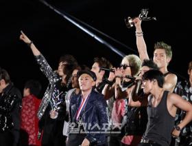 สองหนุ่ม ซูเปอร์จูเนียร์ (Super Junior) โชว์เสียงร้องเพลงไทย