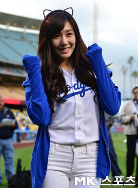 ทิฟฟานี (Tiffany) เยือนทีม Dodgers โชว์ฝีมือขว้างลูกเบสบอลเปิดเกม