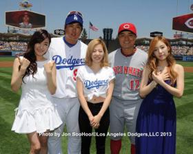 Girls&#039; Generation เยือน Dodger Stadium ร้องเพลงชาติ - ขว้างลูกเปิดเกม