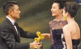 หลิวเต๋อหัว (Andy Lau) โต้ข่าวเกาเหลาให้ จางม่านอวี้ (Maggie Cheung) หลังปฏิเสธมอบรางวัล จางจื้อยี่ (Zhang Ziyi)