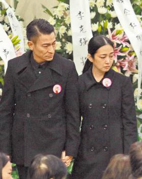 หลิวเต๋อหัว (Andy Lau) อารมณ์ร้อนไล่บอดีการ์ดออก หลังปิดประตูทับขาเมีย