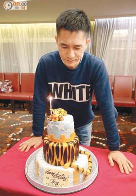 เหลียงเฉาเหว่ย (Tony Leung) เป่าเค้กฉลองอายุครบ 52 ปี