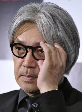 พักงานรักษามะเร็ง ริวอิจิ ซากาโมโต (Ryuichi Sakamoto) ปัดข่าวไม่ยอมฉายรังสีเพราะต่อต้านนิวเคลียร์