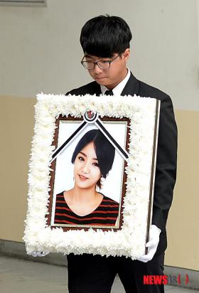 เผยภาพพิธีศพ อึนบี (EunB) เพื่อนร่วมวงร้องไห้หนักด้าน โซจอง (So Jung) เสียโฉมรอผ่าตัดยังไม่รู้เพื่อนเสียชีวิต