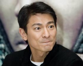 หลิวเต๋อหัว (Andy Lau) รับไม่สนิท โจวซิงฉือ (Stephen Chow) แต่เป็นแฟนคลับติดตามผลงาน