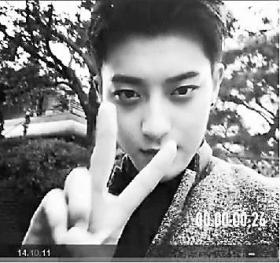 เทา (Tao) วง EXO ชูสองนิ้วรูปตัว V บอกยังโอเคหลังข่าว ลู่หาน (Luhan) ออกจากวง ก่อนลบทิ้ง