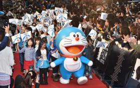 อุลตร้าแมน (Ultraman) - โดราเอมอน (Doraemon) กระทบไหล่ &quot;นายกอาเบะ&quot; เดินพรมแดงเทศกาลหนังโตเกียว