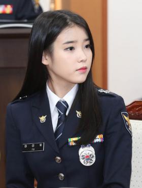 ไอยู (IU) แต่งเครื่องแบบรับยศสิบตำรวจโท