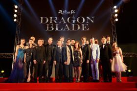 เก็บตกบรรยากาศ เฉินหลง (Jackie Chan) ขนทัพนักแสดงเดินพรมแดงเปิดตัว Dragon Blade