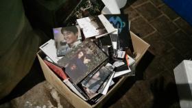 แฟนคลับเศร้าแทน! CD ศิลปิน K-Pop ถูกทิ้งอย่างไร้ค่าที่สถานีโทรทัศน์ MBC