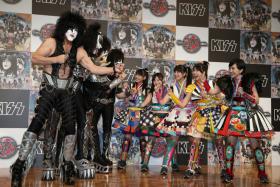 เกิร์ลกรุ๊ป Momoiro Clover Z กระทบไหล่ตำนานร็อค KISS