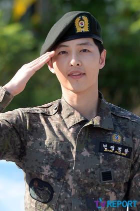 แฟนๆ กรี๊ด! ซองจุงกี (Song Joong Ki) ปลดประจำการแล้ว