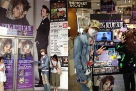 จางกึนซอก (Jang Geun Suk) แอบเข้าไปที่ร้านซีดีแล้วซื้ออัลบั้มของเขา 