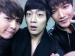 ดูจุน (Doo Joon) ถ่ายภาพหลังเวทีกับสมาชิกวง 2PM