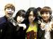 ฮีชอล (Hee Chul), ชินดง (Shin Dong) และลีทึก (Lee Teuk) ถ่ายภาพกับซอลลี่ (Sulli)