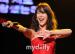 เบคจิยอง (Baek Ji Young) จะเป็นพิธีกรเดี่ยวของรายการพิเศษ Pit-a-Pat Shake!