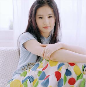 Bio_LiuYiFei_1001.jpg