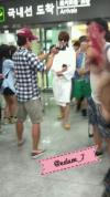 ซองยอล (Sung Yeol) ทำให้ทุกคนฮือฮาในแฟชั่นแอร์พอร์ตของเขา?