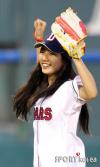 Suzy โยนลูกเบสบอลสำหรับ Doosan Bears 