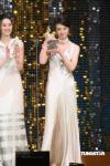 ทังเหว่ยใส่ชุดขาว รับรางวัล 