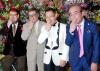 ทุกคนทำท่าสัญลักษณ์ส่วนตัวของ คาโต้ ชะ