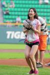 “นัมเกียวริ” (Nam Gyu Ri) โชว์เซ็กซี่กลางสนามเบสบอล	