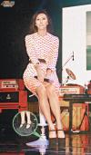 ตกรองเท้าไร้ส้น "ซุนเยี่ยนจือ" (Stefanie Sun) ล้มคะมำกลางเวทีคอนเสิร์ต