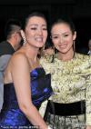 &quot;จางจื่ออี๋&quot; (Zhang Ziyi) รับรางวัลนักแสดงแห่งปี &quot;กงลี่&quot; (Gong Li) ร่วมยินดีไร้วี่แววบาดหมาง